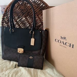 Coach Signature Avery Tote w wallet